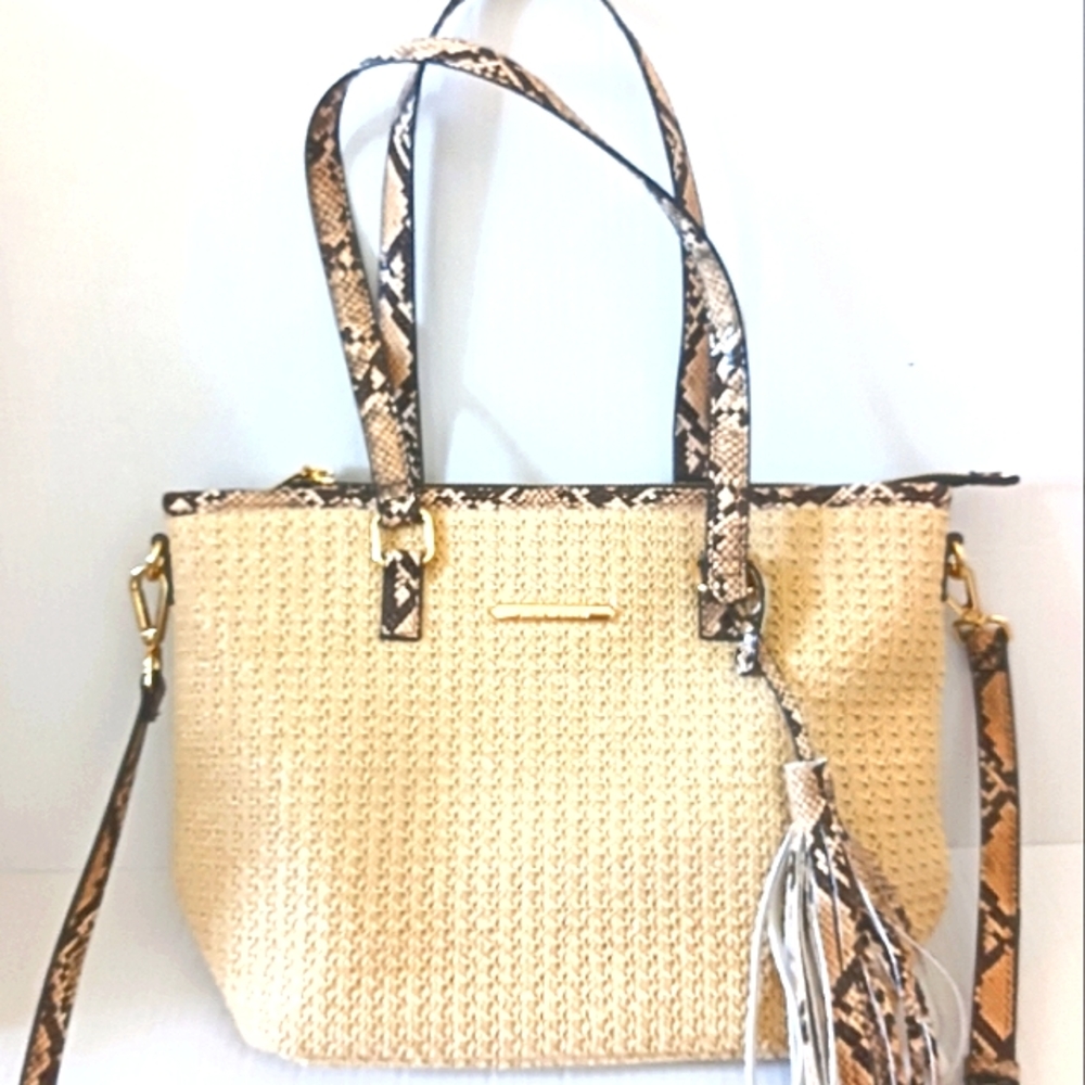 EUC STEVE MADDEN STRAW BAG WITH SNAKESKIN TRIM AND TASSEL AND ADJUSTABLE STRAP